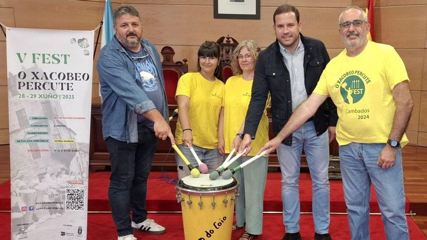 El diputado Cubela y el concejal González con miembros de la organización. | FdV