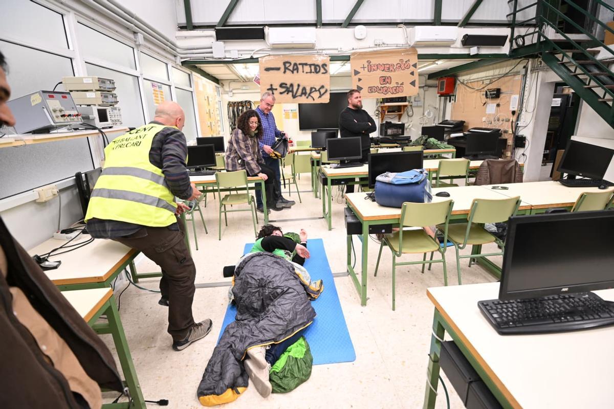 Cincuenta profesores del IES La Torreta de Elche se encierran para reclamar mejoras en la educación pública Cincuenta profesores del IES La Torreta de Elche se encierran para reclamar mejoras en la educación pública