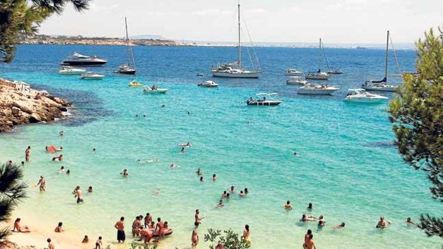 Barcos fondeados en Illetes.