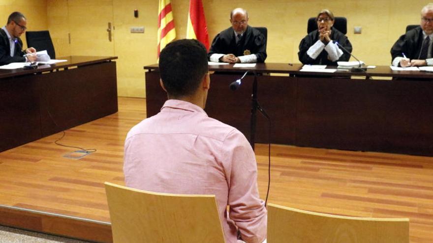 D&#039;esquenes, l&#039;acusat de violar una noia a Palafrugell, durant el judici a l&#039;Audiència de Girona l&#039;11 d&#039;octubre del 2017