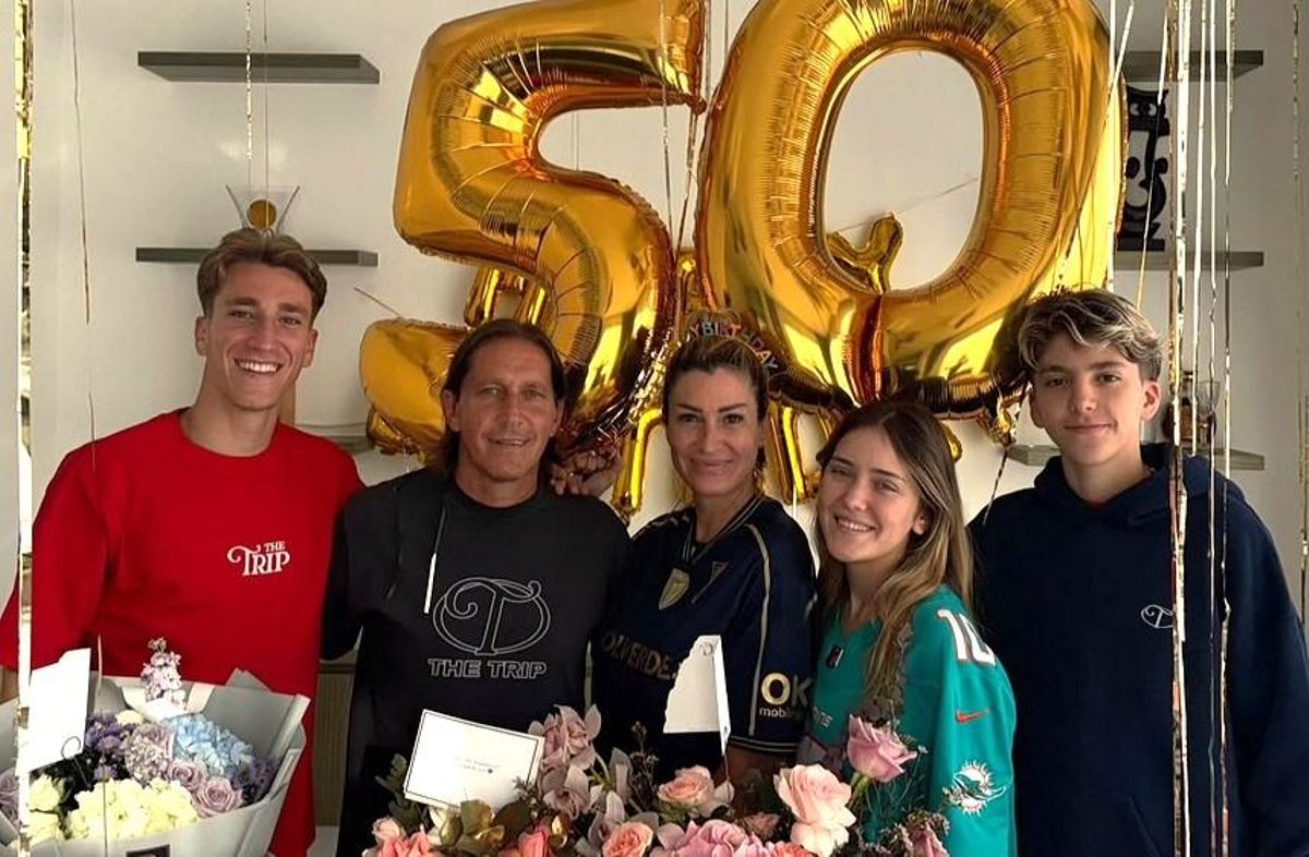 Este años, los contrayentes cumplen 50 años (Malula ya lo ha hecho hace unos meses, de ahí esta foto junto a los tres hijos de la pareja), así que el evento de este próximo fin de semana también servirá para celebrar ambas onomásticas.