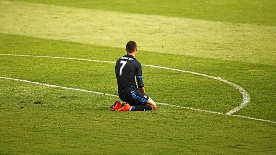 Cristiano Ronaldo, desolat al centre de l&#039;estadi de la Rosaleda