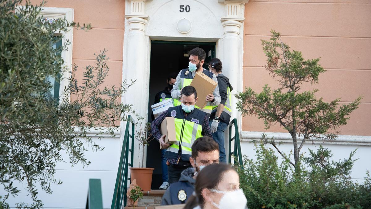 Agentes de la policía judicial con la documentación incautada en la casa de Vega