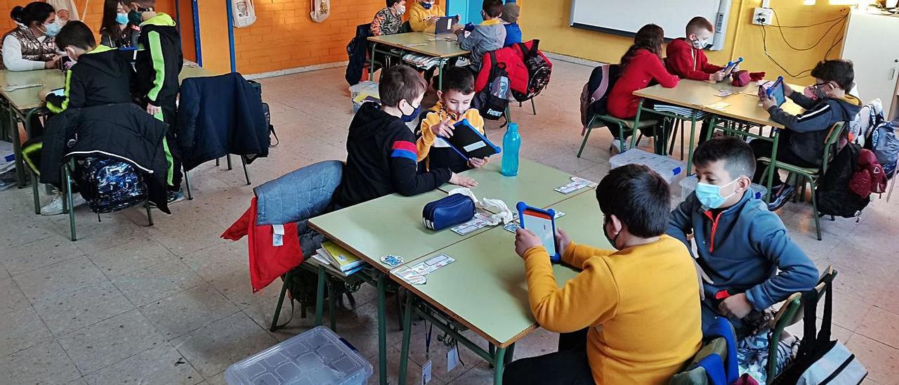 Alumnos del CEIP Corvillón de Cambados en la clase de nuevas tecnologías.  | // FDV