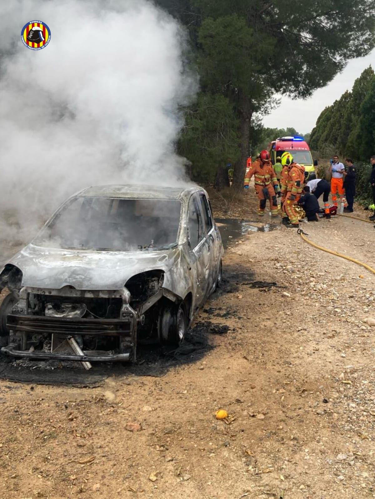 Un hombre en estado tras arder su coche en un camino de Bétera