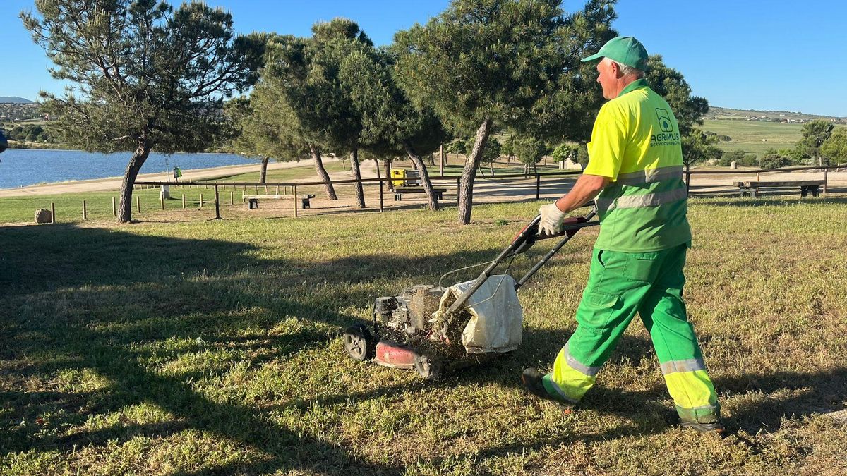 Un operario realiza tareas de mantenimiento de la finca municipal de Doña Blanca.