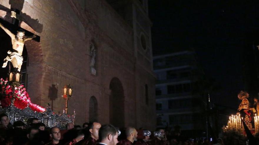 Salida del Cristo de Los Salineros desde la iglesia de La Inmaculada  en una imagen de Jueves Santo de 2018/D. Pamies