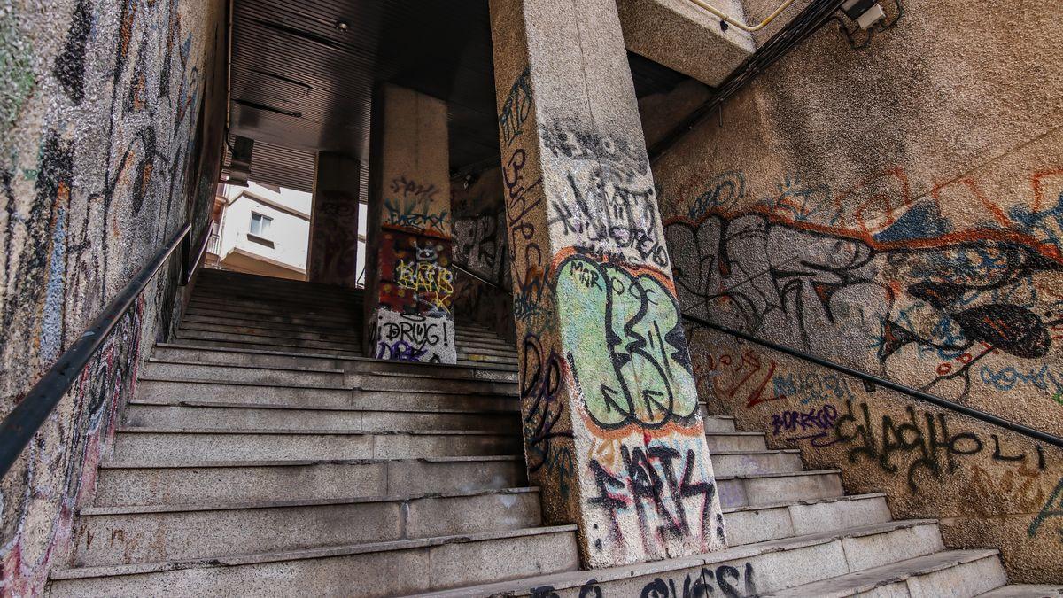 Imagen de las escaleras que bajan de León Leal al mercado de abastos, en Cáceres.