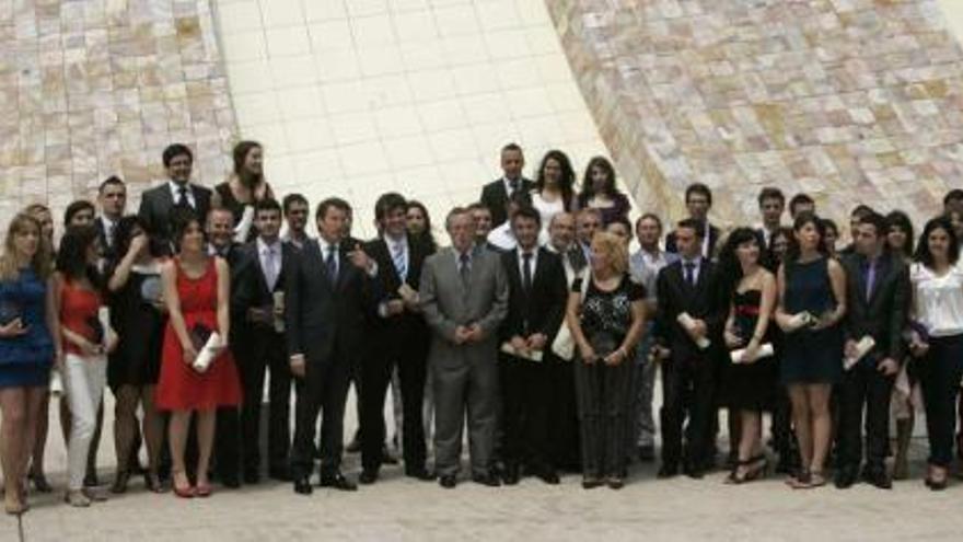 Foto de familia con los 60 premiados, presidida por Feijóo, Jesús Vázquez y responsables universitarios. / xoán álvarez