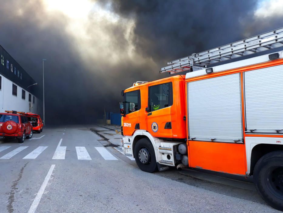 Un incendio arrasa una empresa de regalos en Manises