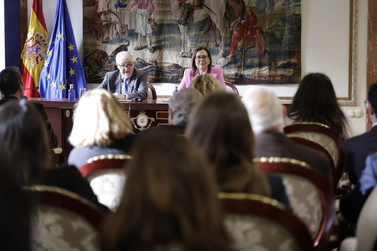 El presidente del Tribunal Constitucional, Cándido Conde-Pumpido, y la presidenta del Centro de Estudios Jurídicos y Constitucionales, Rosario García Mahamut.