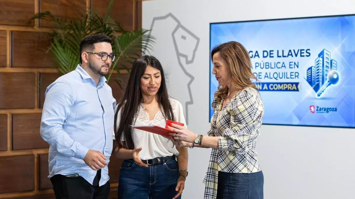 Zaragoza entrega las llaves de diez viviendas de alquiler asequible: “Es un respiro, un apoyo enorme”