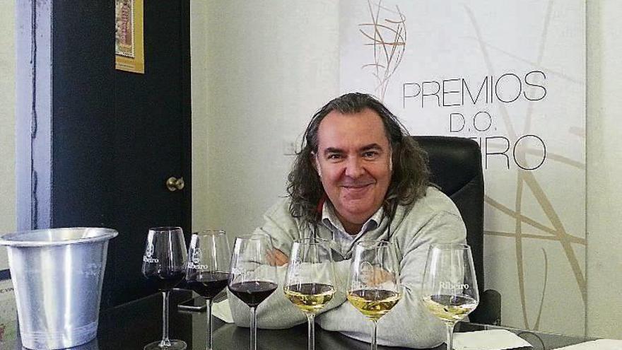 Luis Gutiérrez degustando los vinos de O Ribeiro. // FdV