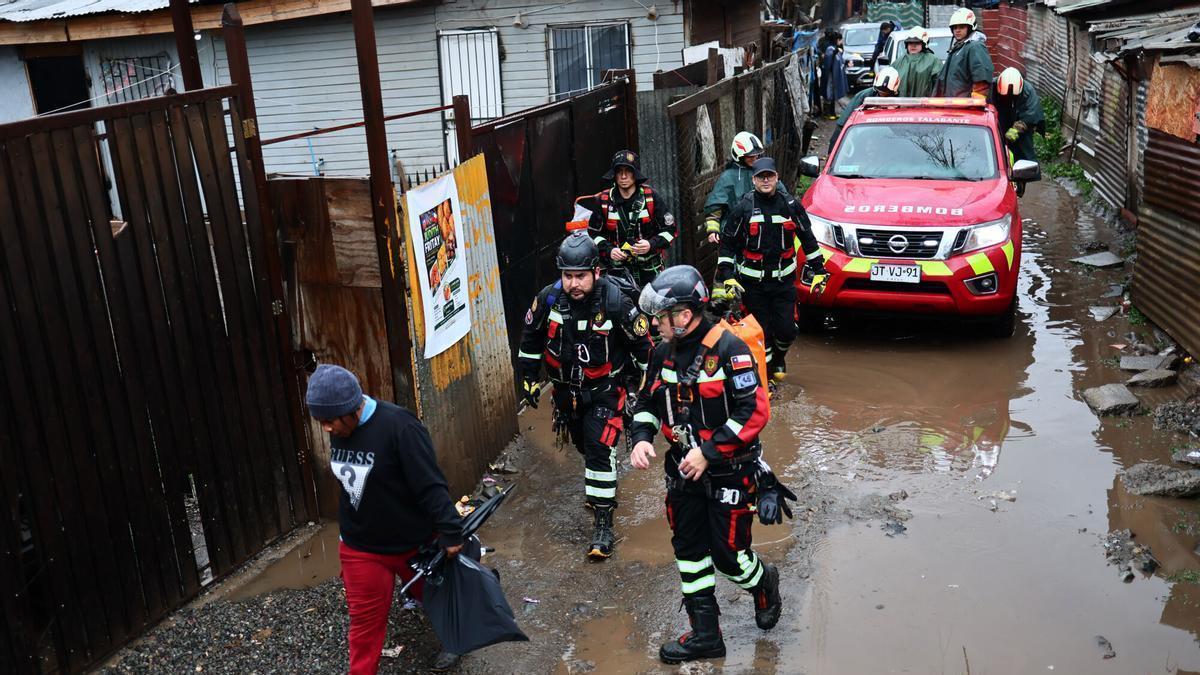 Un grupo de bomberos fue captado este 17 de julio al liderar la evacuación de un campamento en riesgo de inundación por un eventual desbordamiento del río Mapocho, en Talagante (Chile).