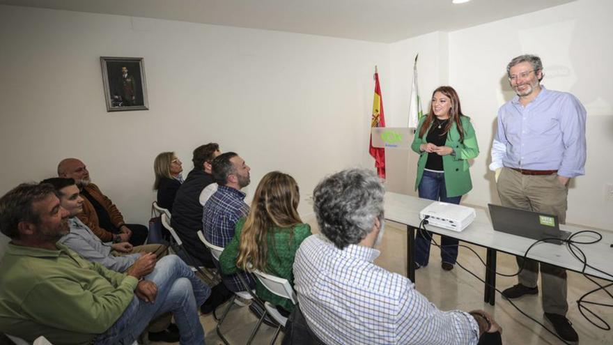 Carolina López y Javier Jové, diputado de Vox, en Oviedo, durante la reunión.