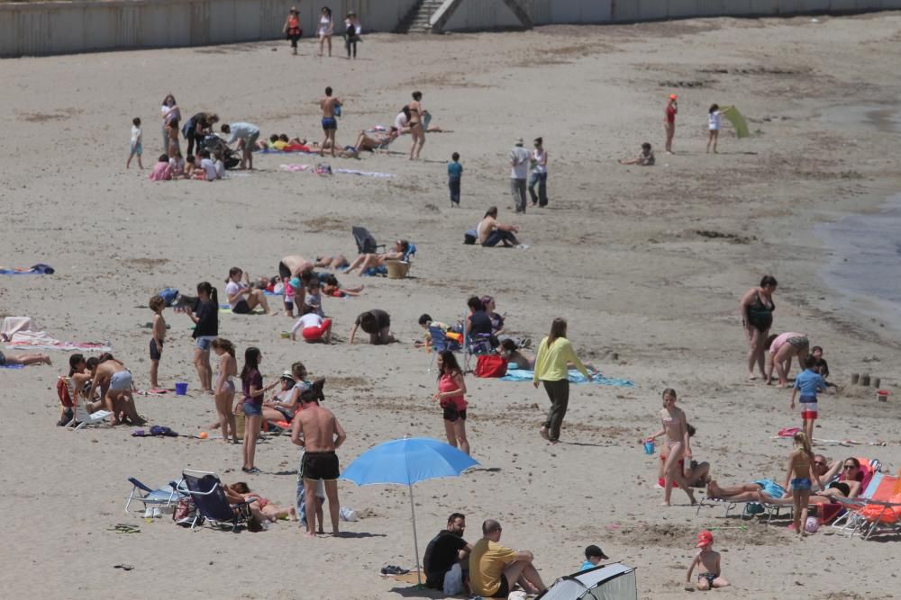 Turistas y locales disfrutan de un día de playa