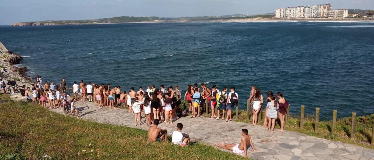 Aglomeración de jóvenes en La Peñona, en Salinas, hace unos días.