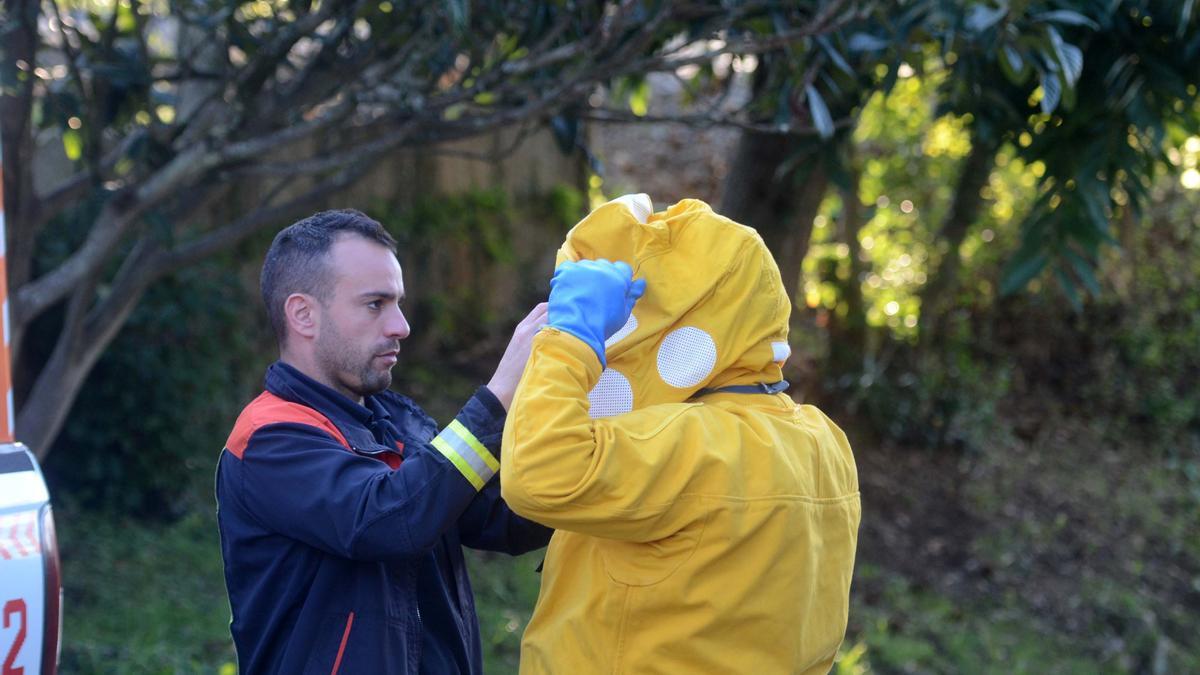 Efectivos de Emergencias Vilagarcía preparándose para intervenir.