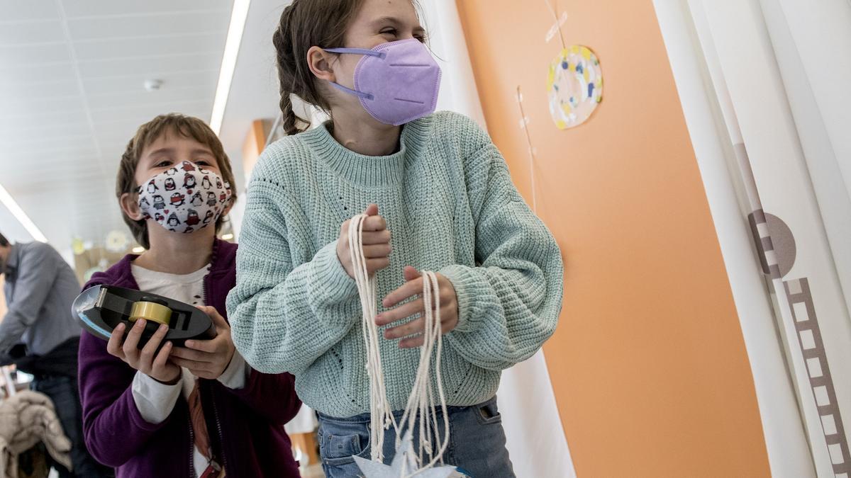 Ànnia y Martina, pacientes con tumor cerebral del hospital Vall Hebrón, en su tarea de decorar la planta infantil con 10.000 estrellas para guiar a los Reyes Magos