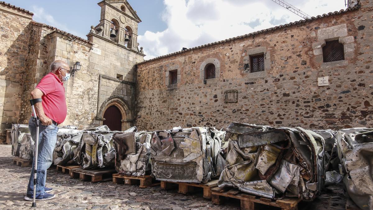 La obra con restos del Azor, el barco de recreo de Franco, que la coleccionista compró tras exponerse en la bienal de Cáceres Abierto y que ahora se encuentra expuesta en el patio con acceso por Camino Llano.