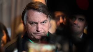 El expresidente de Brasil Jair Bolsonaro atiende a los medios de comunicación, este jueves, después de  declarar.