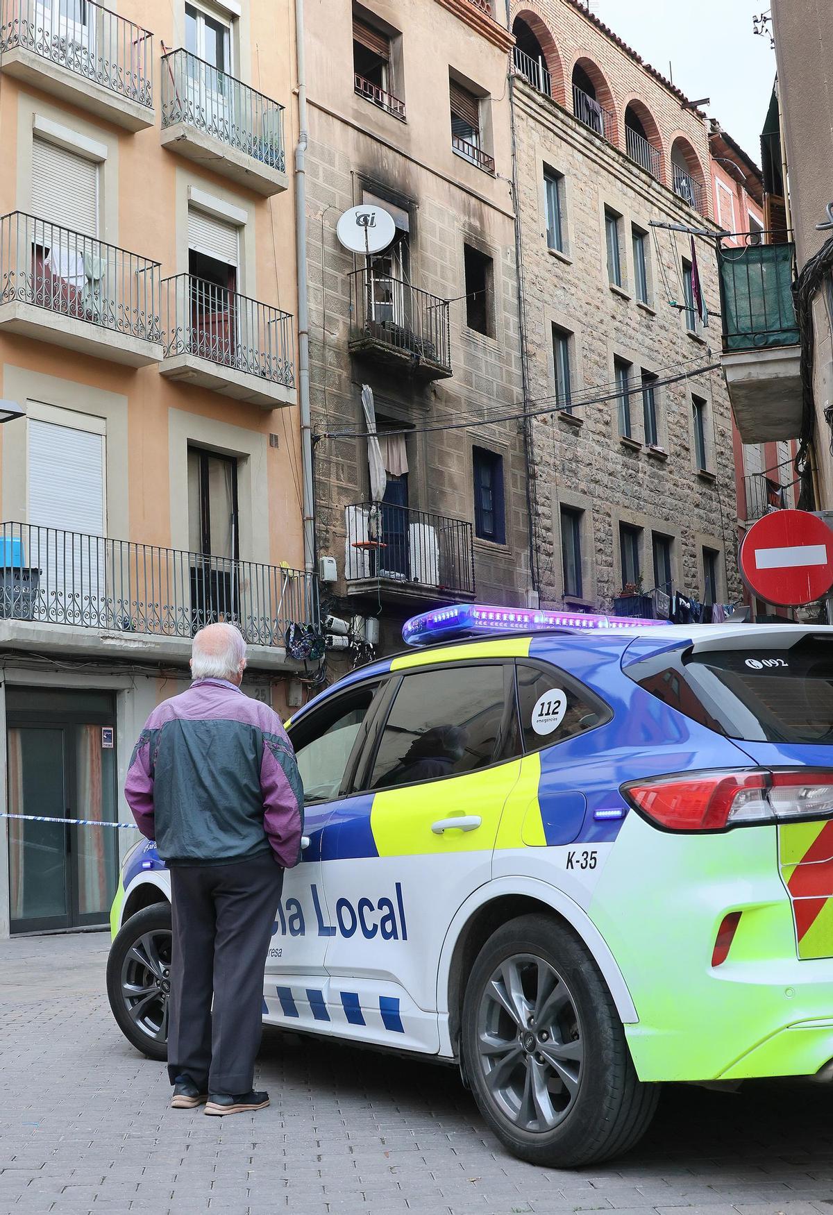El dia després de l'incendi d'un habitatge del carrer Santa Llúcia de Manresa