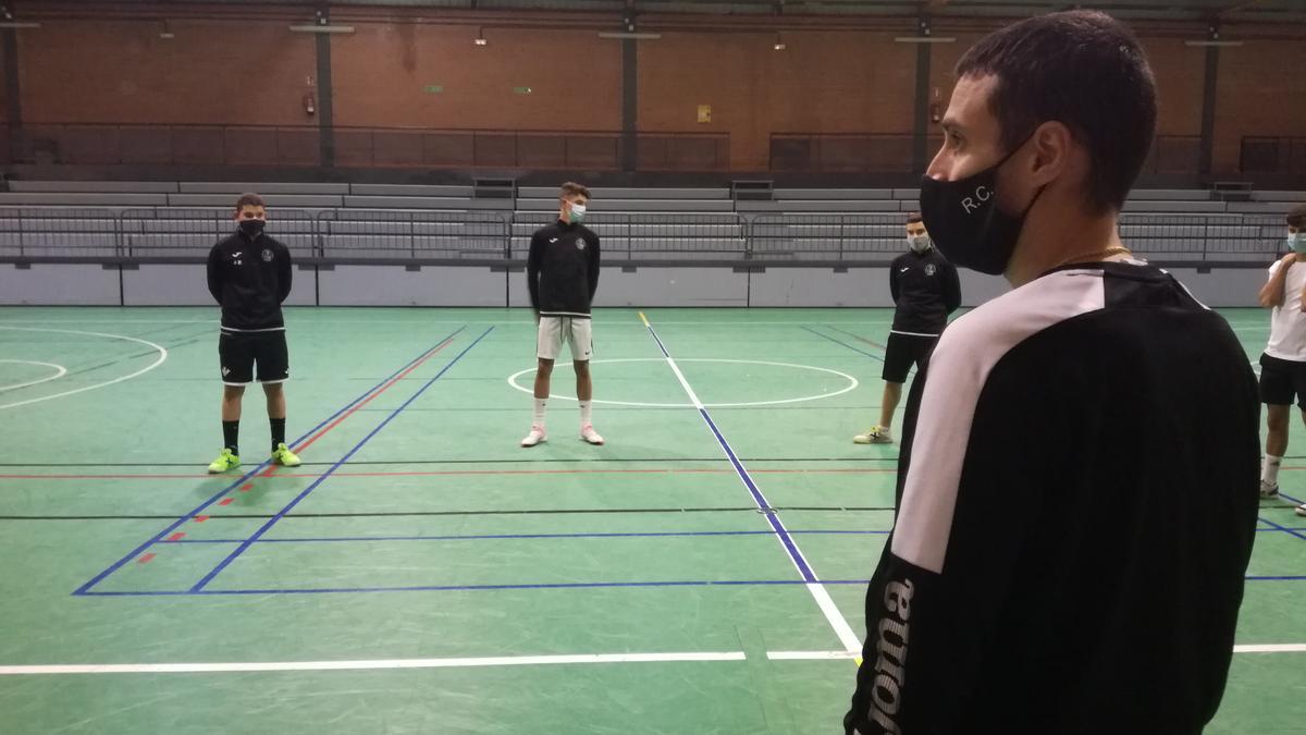 Javi Cala, entrenador del River, durante un entrenamiento.