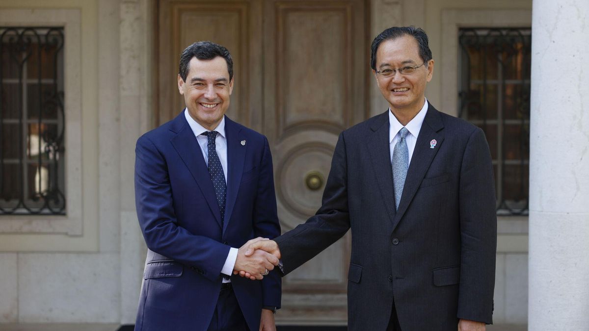 El presidente de la Junta de Andalucía, Juanma Moreno, con el embajador japonés en España, Takahiro Nakamae.