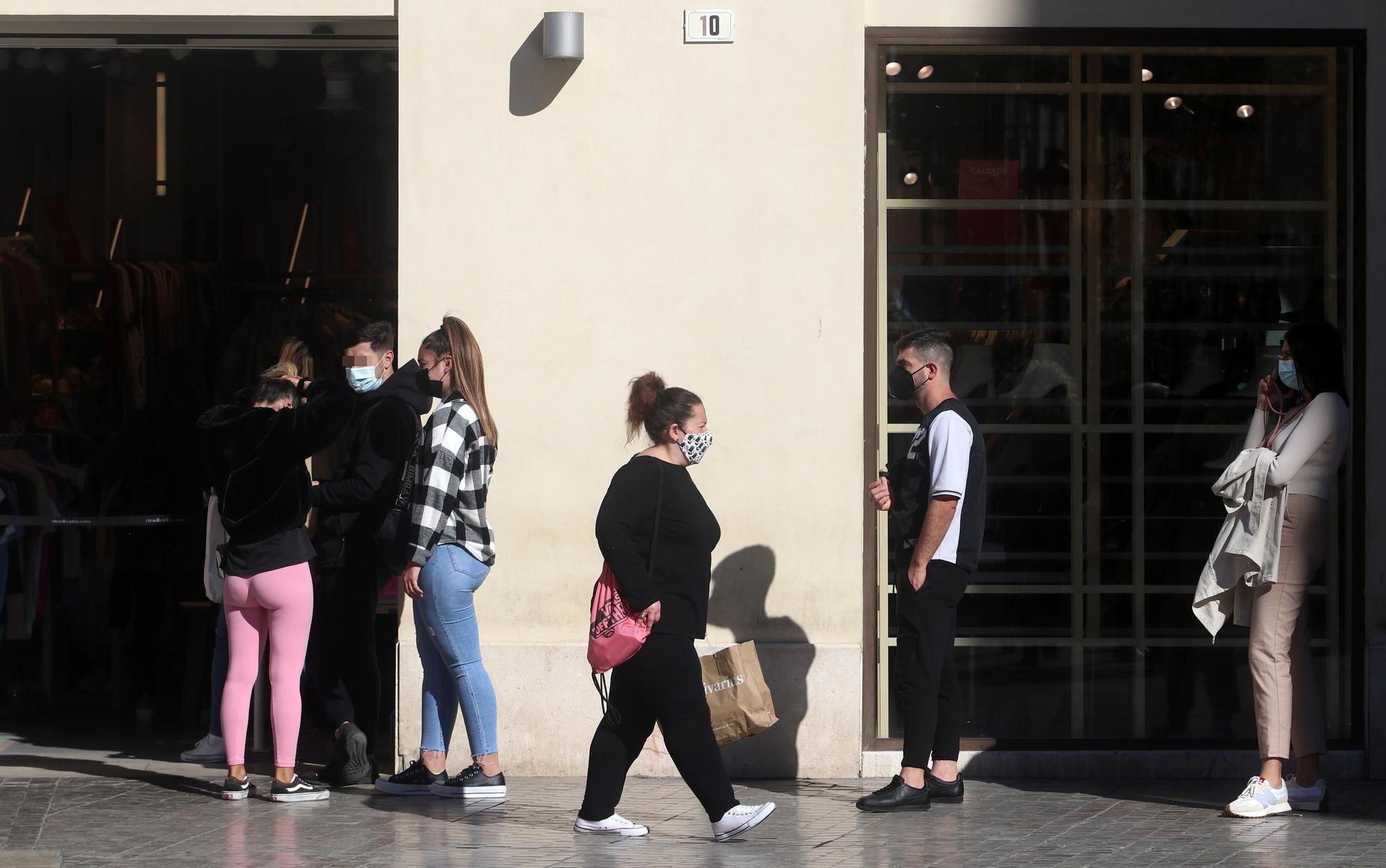 Colas en los comercios de Málaga el día antes del cierre de la actividad