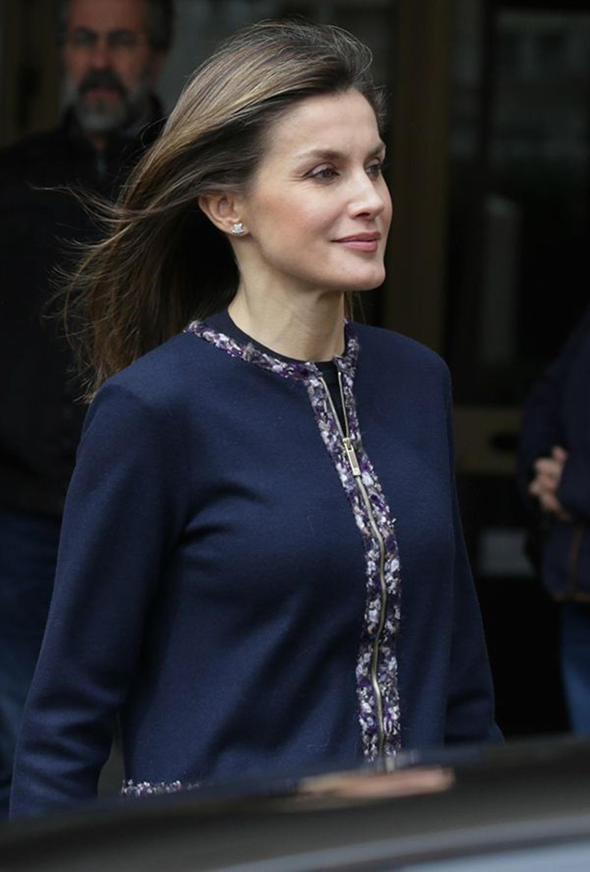 Letizia Ortiz, radiante, con un abrigo modificado CH Carolina Herrera de 2015 y leggings de Uterqüe