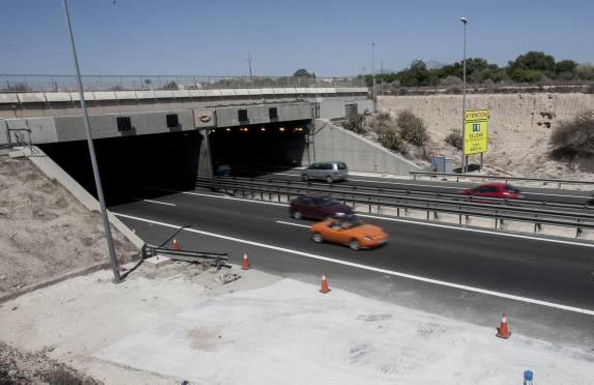 Sant Joan exige a Fomento que remodele la cubierta del túnel o le deje hacer mejoras