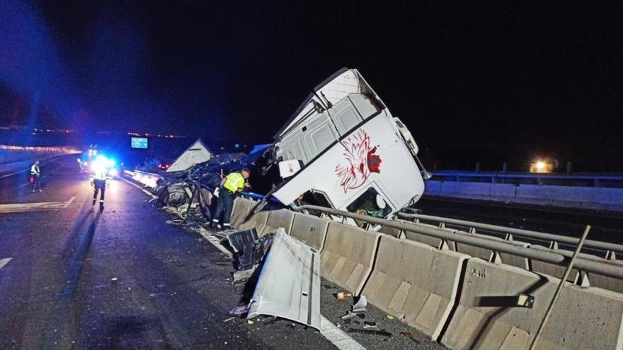 Un aparatoso accidente sin heridos en la A7 en Elche causa grandes atascos