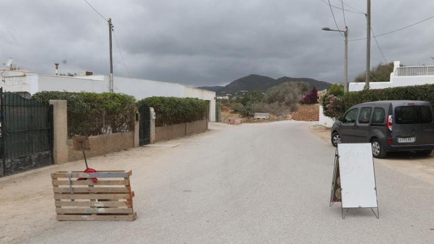 Los carteles instalados por el vecino en la carretera.