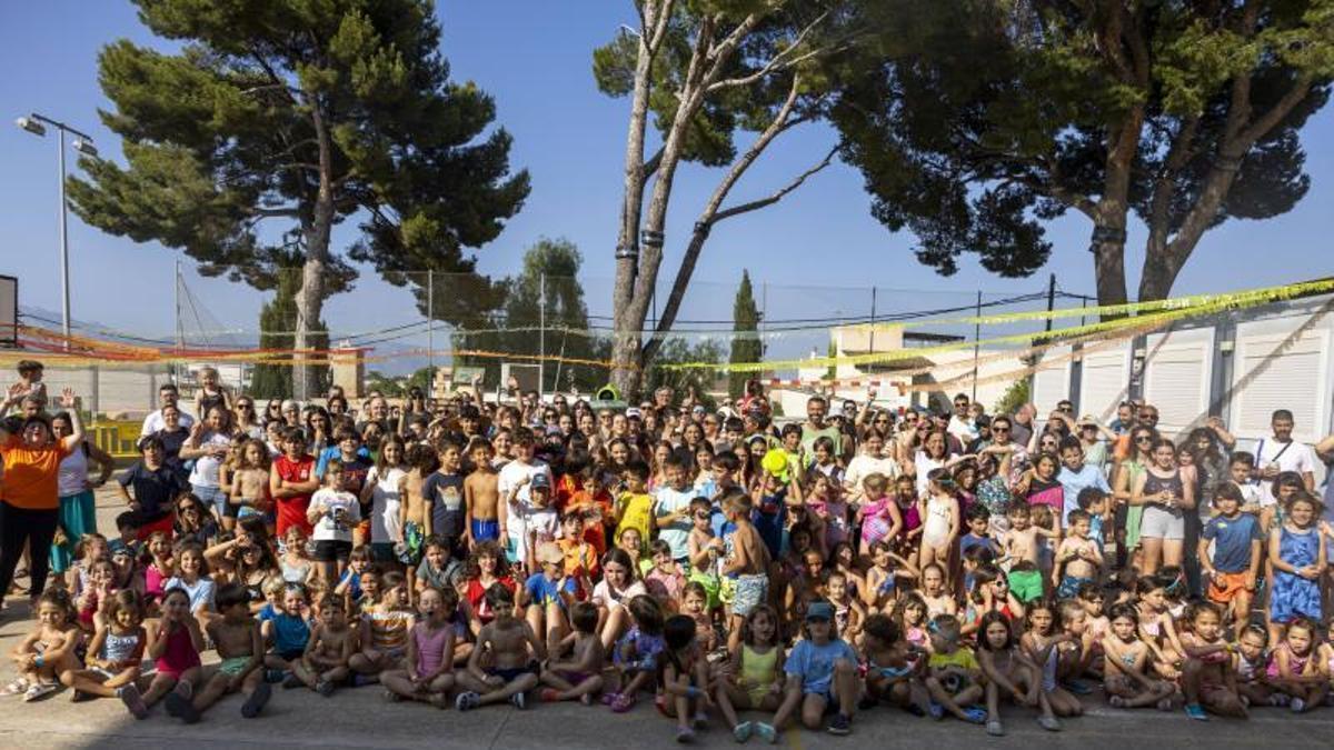Protesta del CEIP Son Serra para pedir sombra en el patio.