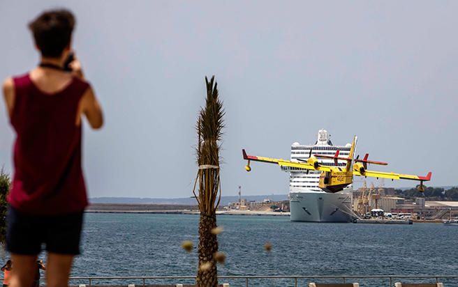 Löschflugzeuge üben Landungen in Bucht von Palma