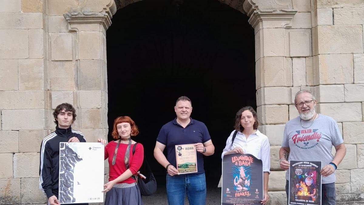 Por la izquierda, Carlos González y Sara Moreno, Abel Lastra, Amparo Iglesias y Ernesto González con los carteles de los eventos.