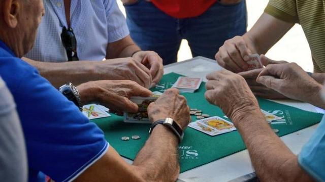 Vecinos jugando al Mus