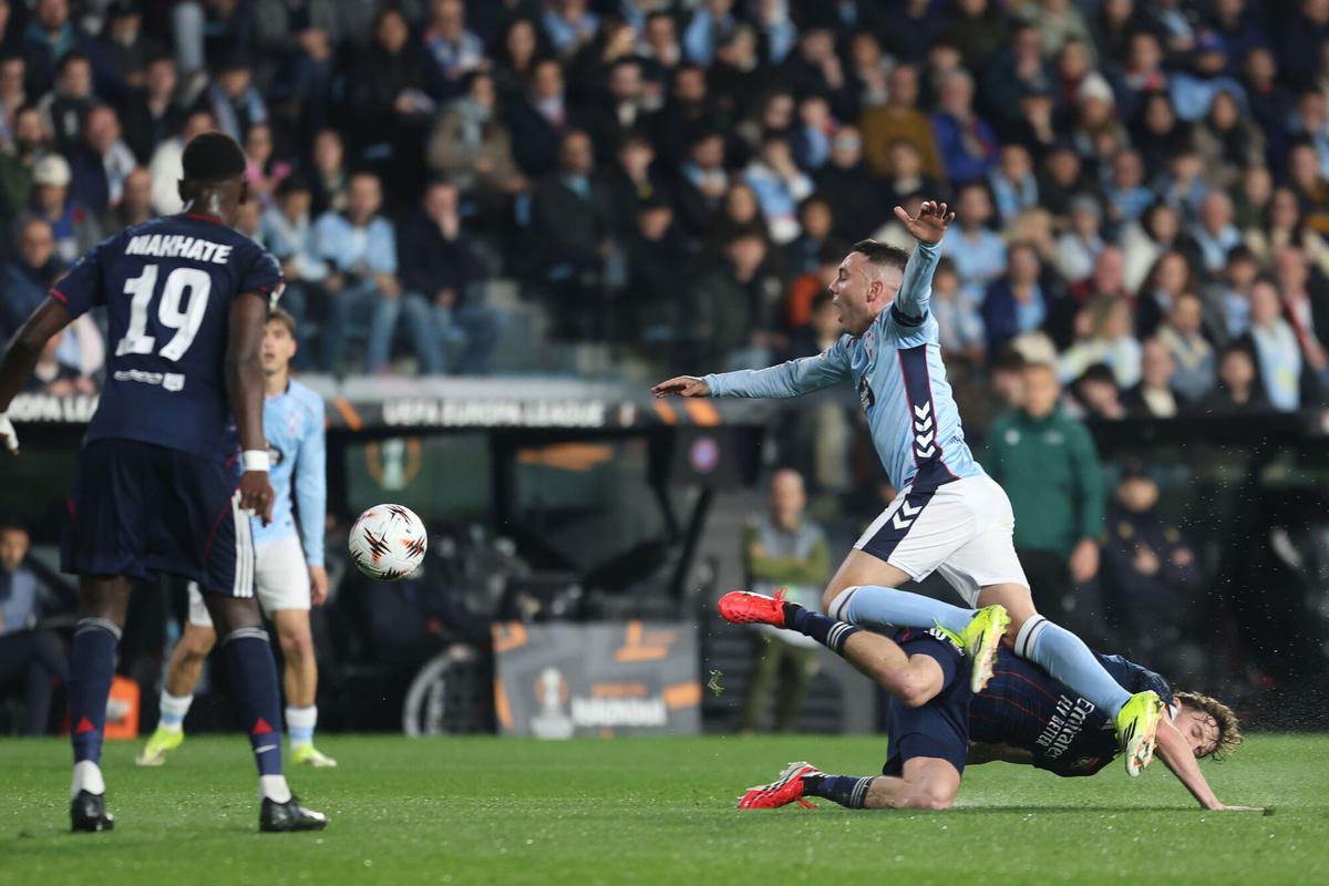 El delantero del Celta Iago Aspas (d, arriba) cae ante Nicolás Tagliafico.