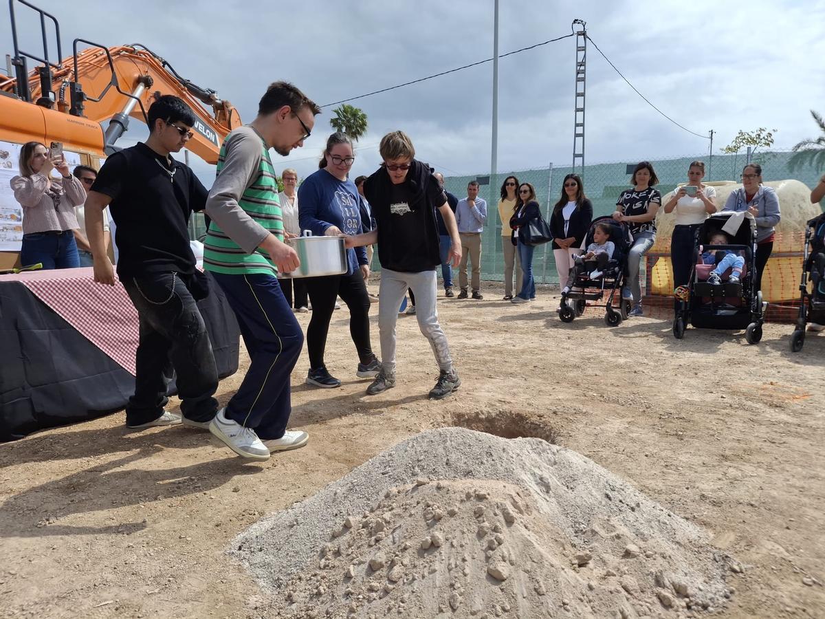 Los alumnos han enterrado una "cacerola del tiempo"
