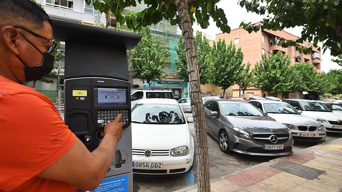 Uno de los parquímetros inteligentes que piden la matrícula, en la calle Buenos Libros de Murcia.  | ISRAEL SÁNCHEZ