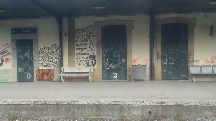 Pintadas en la estación de ferrocarril pontecesureña. // FdV