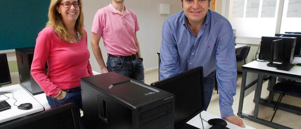 Por la izquierda, Marián Díaz Fondón, Miguel Riesco y Benjamín López, profesores del departamento de Informática de la Universidad de Oviedo.