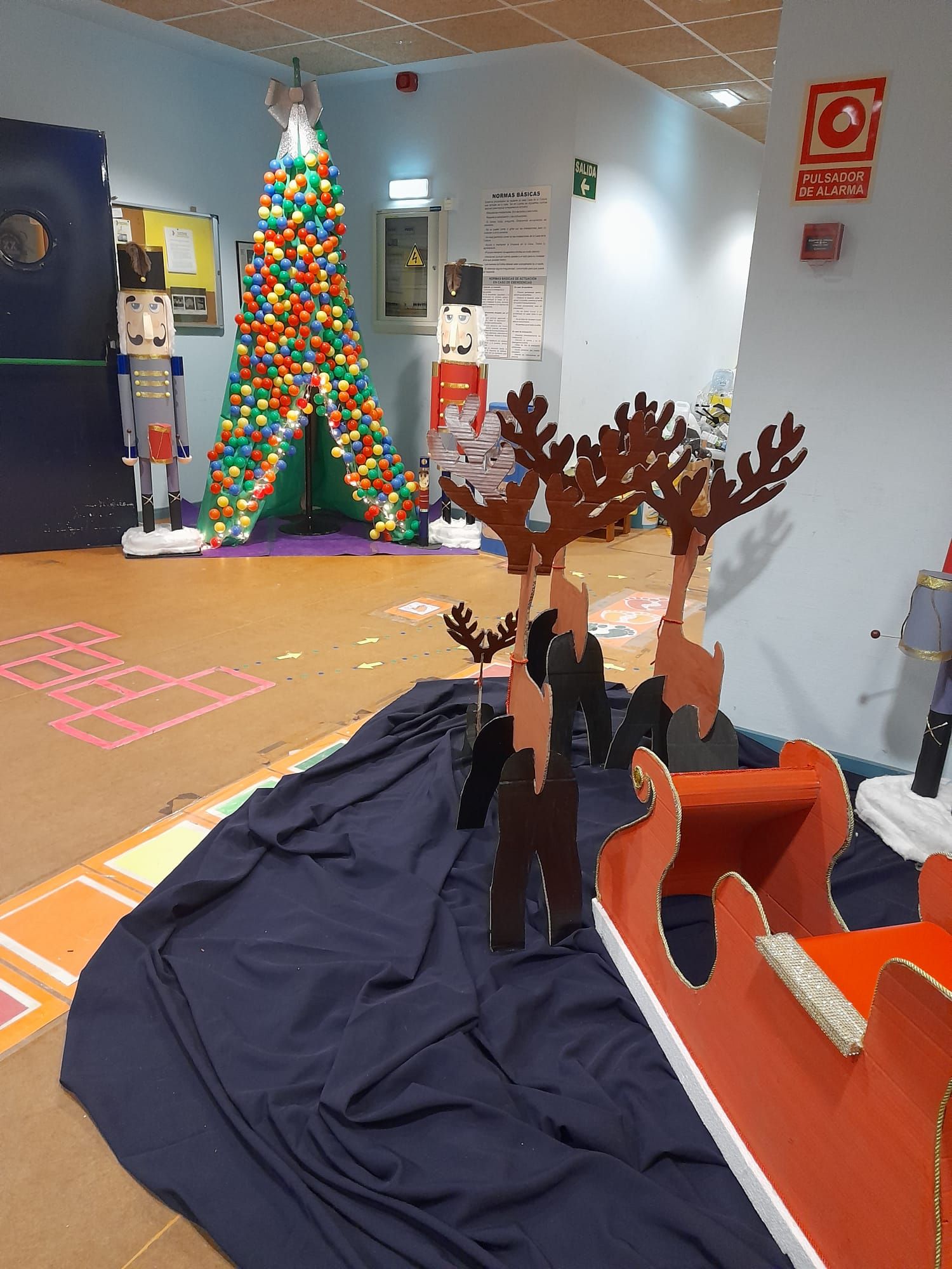 Así es la decoración navideña de Nava: trineos y teleféricos con los alumnos como protagonistas