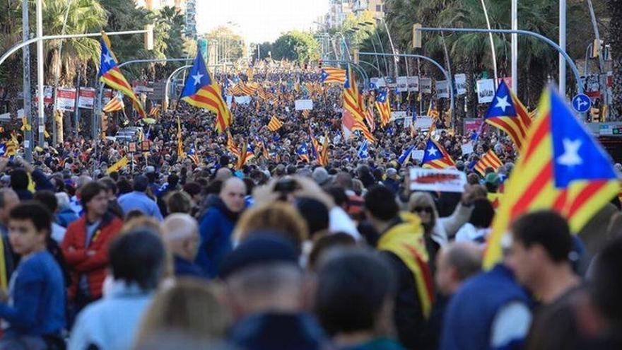 Miles de personas marchan en Barcelona por la libertad de los presos soberanistas