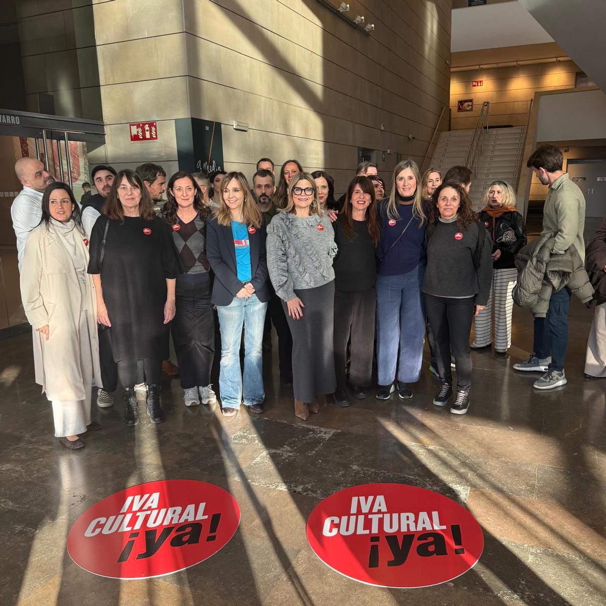 Concentración y protesta en el IVAM de las galerías de arte contra el IVA cultural junto a la consellera de Cultura, Carmen Ortí.