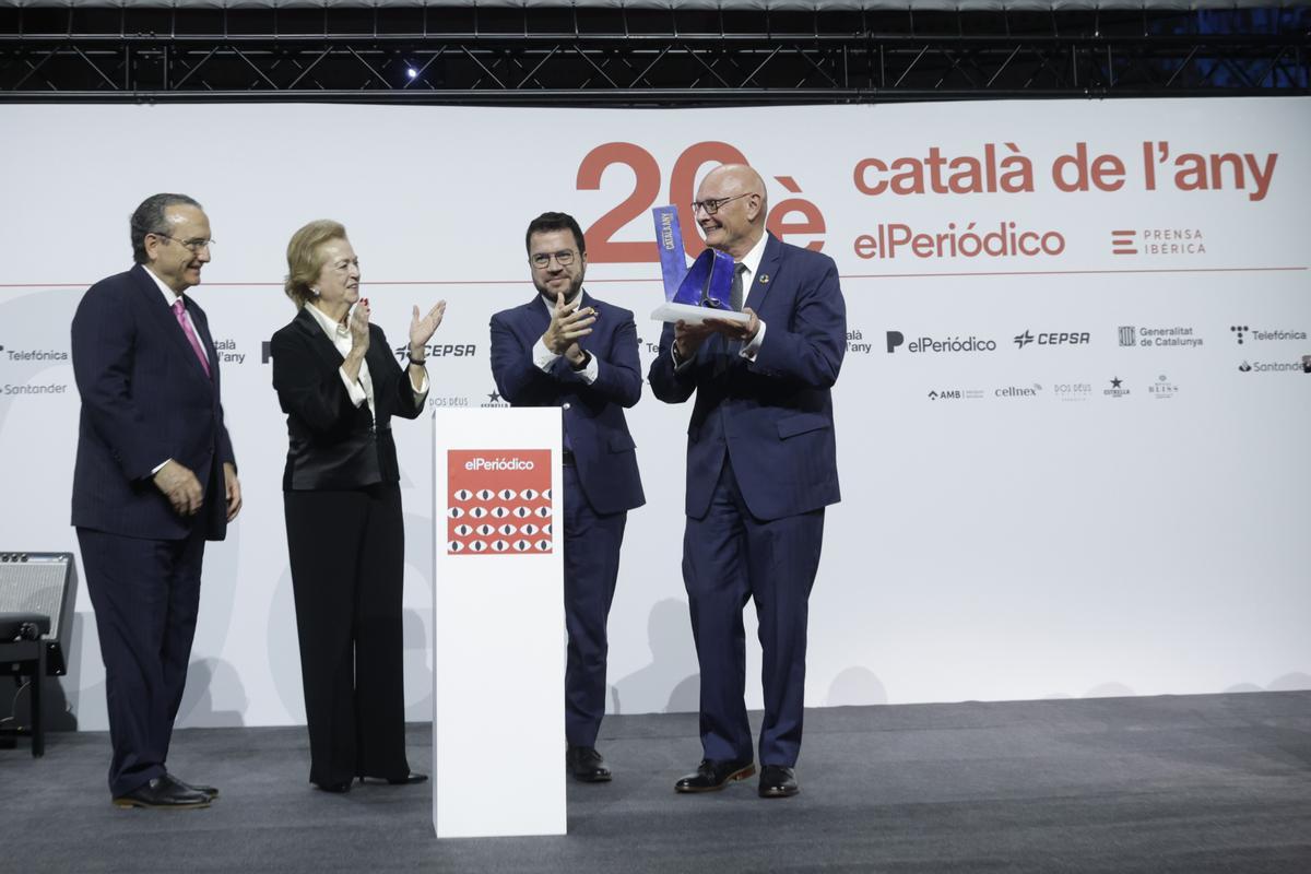 Català de l’Any 2022, en la imagen el President de la Generalitat Pere Aragonès, Javier Moll, Presidente de Prensa Ibérica y Arantza Sarasola, vicepresidenta Prensa Ibérica, recibe el premio John Hoffman