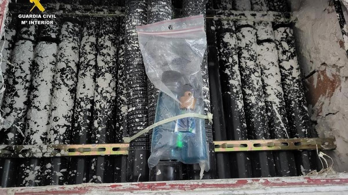 Imagen de los productos acelerantes usados para causar los incendios localizados por la Guardia Civil.