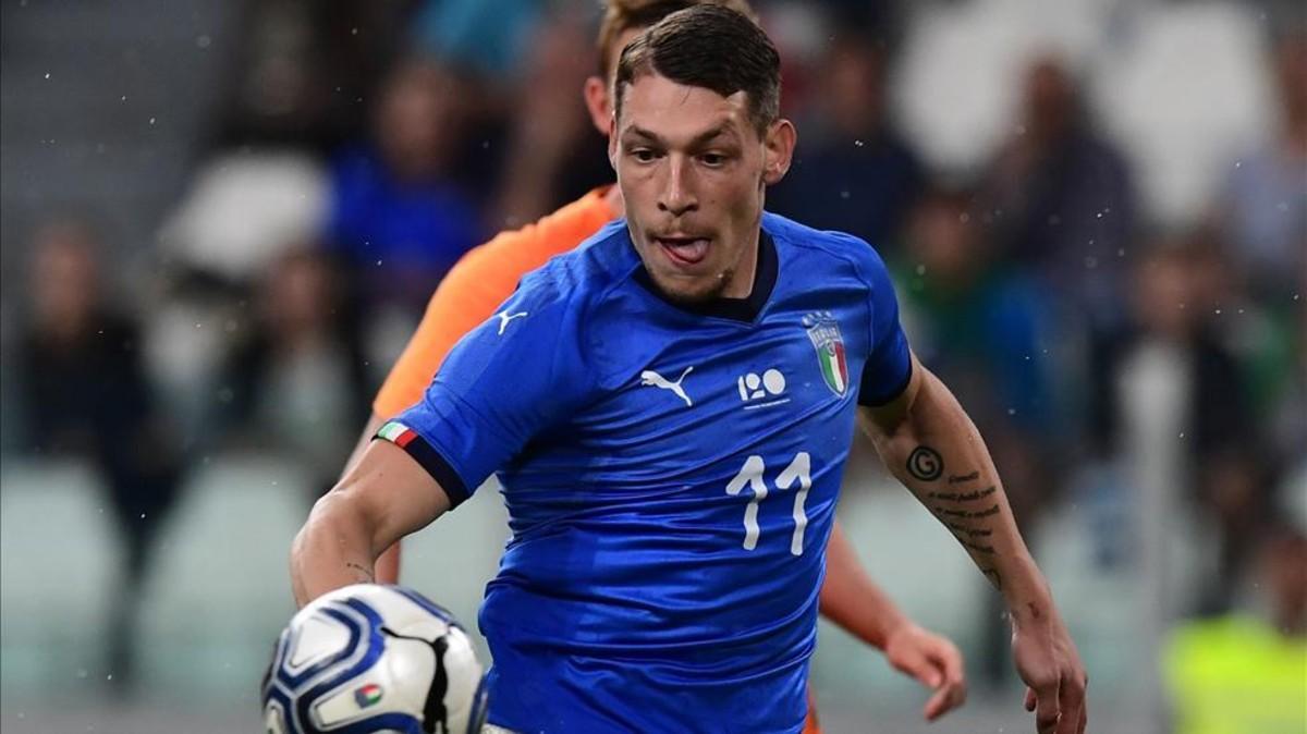 Belotti fija su mirada en el balón instantes antes de rematar