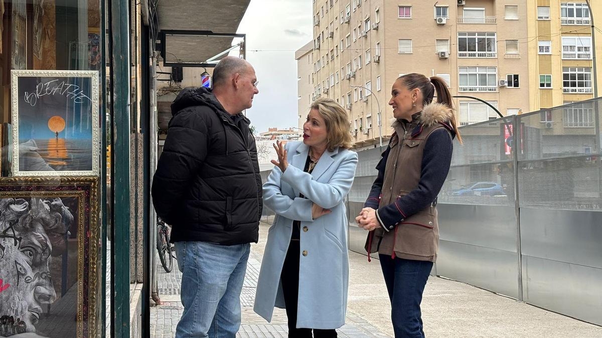 Diego Fernández, Carmen Sánchez y Elisa Pérez de Siles, durante la presentación de la campaña para apoyar al comercio en Eugenio Gross.