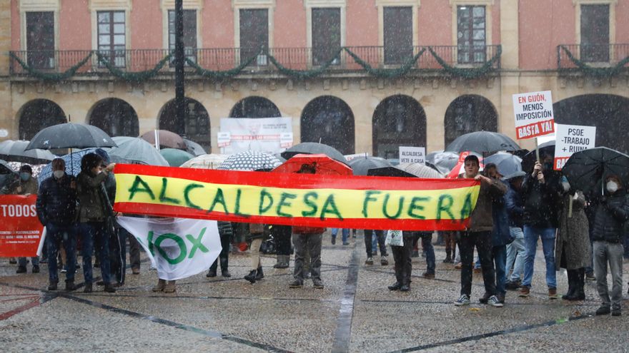 Ocho colectivos se manifiestan en la plaza Mayor "contra la deriva autoritaria" en Gijón